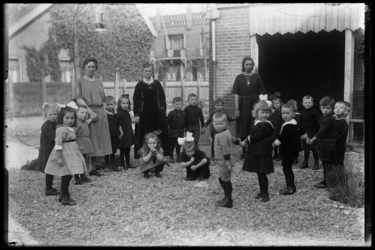 R-4913 Kleuterschool Vredenoord aan de Bethlehemstraat in Kralingen. Kinderen van ongeveer 4 jaar staan hand in hand in ...