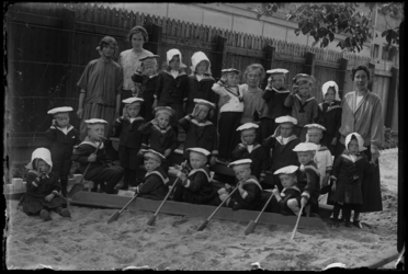 R-4914 Kleuterschool Vredenoord aan de Bethlehemstraat in Kralingen. Groepsfoto van kinderen met matrozenpakjes.
