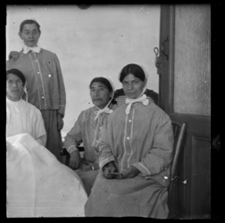 R-6545 Groepsfoto van vier vrouwen. Mogelijk in het Eudokiaziekenhuis.