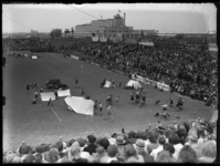 R-6683 Demonstratie van de scouting in Het Kasteel (Spartastadion). Publiek kijkt toe vanaf volle tribunes. Op de ...