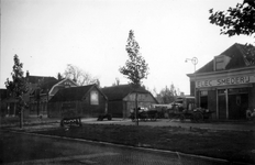 1976-2227 Elec. Smederij van De Lange en woonhuizen aan de Dordtsestraatweg.