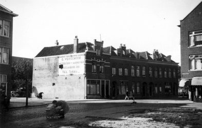 1976-2253 Woningen aan de Katendrechtse Lagedijk bij de hoek van de Eksterstraat.