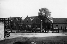 1976-2255 Woningen aan de Dorpsweg bij de hoek van de Katendrechtse Lagedijk.