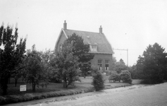 1976-2285 Gezicht op de 's- Gravenweg, met een huis.