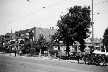 1976-2291 Gezicht op de 's-Gravenweg met verkeer.