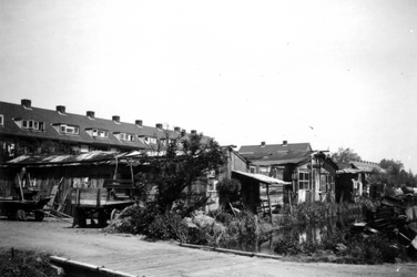 1976-2292 Gezicht op de 's- Gravenweg bij de achterkant van de Amalia van Solmslaan.