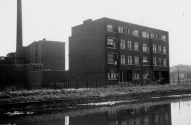 1976-2300 Gezicht op de Hoge Boezem. Bij een flat en een bedrijfsgebouw.