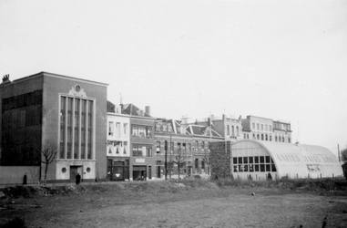 1976-2321 De Westerstraat met gebouwen en het bedrijfspand van Europe United States Lines, gezien vanaf de Maasstraat.
