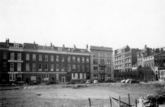 1976-2322 De Maasstraat met bebouwing ( links ) en de Westerstraat met bebouwing ( rechts ).