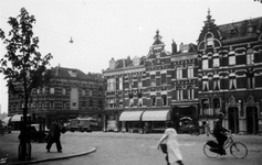 1976-2326 De Oostzeedijk met huizen en winkels gezien bij het Oosteinde ( links ).