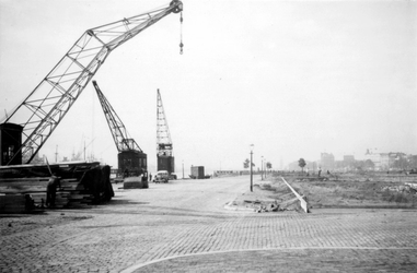 1976-2333 Gezicht op de Prins Hendrikkade, bij de hoek van de Prins Hendrikstraat.
