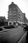 1976-2342 Gezicht op de Goudsesingel met woningen en winkels.