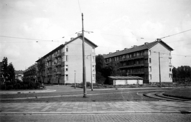 1976-2376 Gezicht op de Statensingel (links) en de Bentincklaan (rechts).