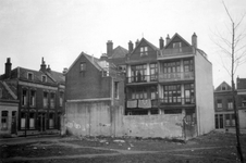 1976-2377 Gezicht op de Brouwersstraat met woningen op de hoek van de Slachtstraat ( links ).