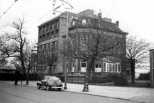 1976-2381 Gezicht op de Oosterkade met een woning en het havenziekenhuis.