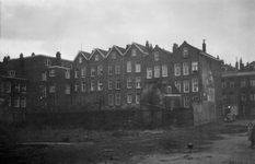 1976-2411 Gezicht op de achterzijde van woningen aan de Mauritsstraat.