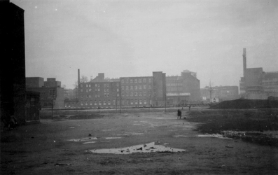 1976-2412 Gezicht op de Coolsingel met het ziekenhuiscomplex, rechts het warenhuis de Bijenkorf.