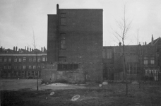1976-2413 Gezicht op de Mauritsstraat met op de voorgrond een schoolgebouw.