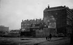 1976-2416 Gezicht op de Mauritsstraat bij braakliggend terrein en panden.