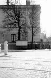 1976-2451 Op de voorgrond de Rochussenstraat, verderop een gebouw voor de politie aan de westzijde van de Westersingel ...