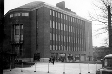1976-2454 Gezicht op de Coolsingel met het Rotterdamsche, latere AMRO bankgebouw, van de hoek van de Van ...