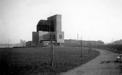 1976-2458 Gezicht op het Charloisse Hoofd met het ventilatiegebouw van de Maastunnel.