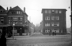 1976-2476 Gezicht op de Vlietlaan met woningen en café Vlietzicht, bij de Slachtstraat en Weteringstraat.