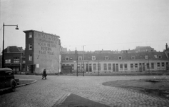 1976-2477 Gezicht op woningen aan de Slachtstraat en links café Vlietzicht aan de Vlietlaan, vanaf de Weteringstraat.