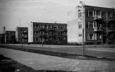 1976-2485 Gezicht op flats aan de Carnissesingel, bij de Goereesestraat ( rechts ).