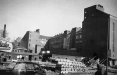 1976-2492 Van Oldenbarnevelthof met de achterzijde van de Amro bank, gezien vanaf het Binnenwegplein.
