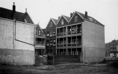 1976-2502 Tussen het Noordeinde en de Sionstraat met huizen.