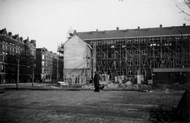 1976-2519 Gezicht op woningen aan de achterzijde van de Prins Hendriklaan.