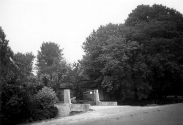 1976-2546 Gezicht op de 's Gravenweg ter hoogte van een bruggetje.