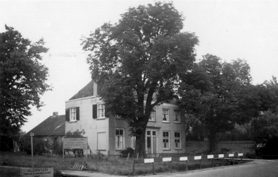 1976-2547 Gezicht op de 's Gravenweg bij een vrijstaand huis.