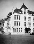 1976-2575 Gezicht op de Stationssingel ter hoogte van de hoek van de Spoorsingel met hotel-cafe-restaurant Regina.
