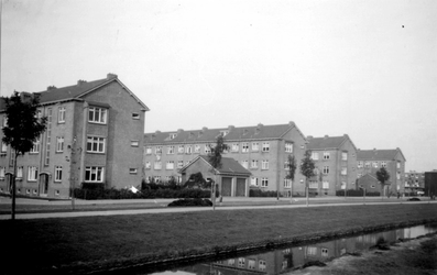 1976-2622 Gezicht op woningen aan de Carnissesingel.
