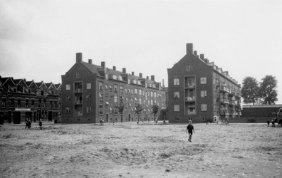 1976-2623 Gezicht op woningen aan de Oostzeedijk, bij de Assendelftstraat.