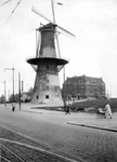 1976-2643 Gezicht op het Oostplein met molen de Noord. Vanaf de Goudsesingel.