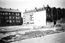1976-2647 Gezicht op woningen van de Paulus Potterstraat vanaf de Oostmaasstraat.
