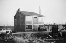 1976-2649 Gezicht op het bedrijfspand van metaalwarenfabriek Neo-Metaal n.v. aan de Hoornbrekersstraat vanaf de Baan.