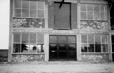 1976-2652 Gezicht op de voorzijde van het bedrijfspand van metaalwarenfabriek Neo-Metaal n.v. aan de Hoornbrekersstraat.