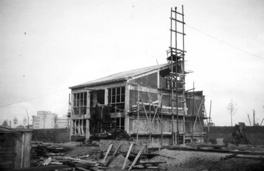 1976-2654 Gezicht op het in aanbouw zijnde bedrijfspand van metaalwarenfabriek Neo-Metaal n.v. aan de Hoornbrekersstraat.