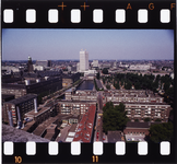 2003-905-158 Zicht vanaf de Laurenskerk in noordelijke richting. In het midden aan het Hofplein het Shellgebouw en op ...