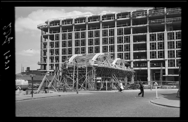 1987-2702 De bouw van het Groothandelsgebouw, gezien vanaf de Conradstraat.