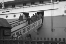 1987-2793 Passagiers gaan aan boord van de Willem Ruys bij de Koninklijke Rotterdamsche Lloyd aan de Lloydstraat.