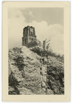 2003-1464 De toren van de Sint-Laurenskerk gezien vanachter de restanten van een gebouw of een kade na het bombardement ...