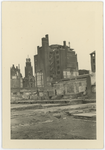 2003-1476 De door het bombardement van 14 mei 1940 getroffen omgeving van de Nieuwe Kerkstraat. Op de achtergrond het ...