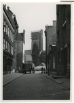 IX-1773 De Lange Torenstraat. Op de achtergrond de Sint-Laurenskerk met de Laurenstoren in de steigers.