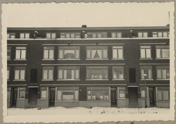 WN-109 Nieuwe woningen in de Cleyburchstraat in de wijk Blijdorp. Nummer 26c (beneden, rechts van het midden) is het ...
