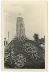 WN-11 Een bloemencorso rijdt door de stad met een wagen waarop de toren van de Laurenskerk is nagebouwd. Op de ...